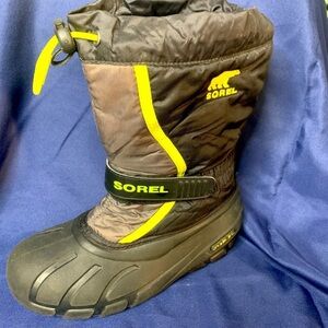 Kids Sorel Snow Boots, size 4, Black/Gray/Neon color. Preloved